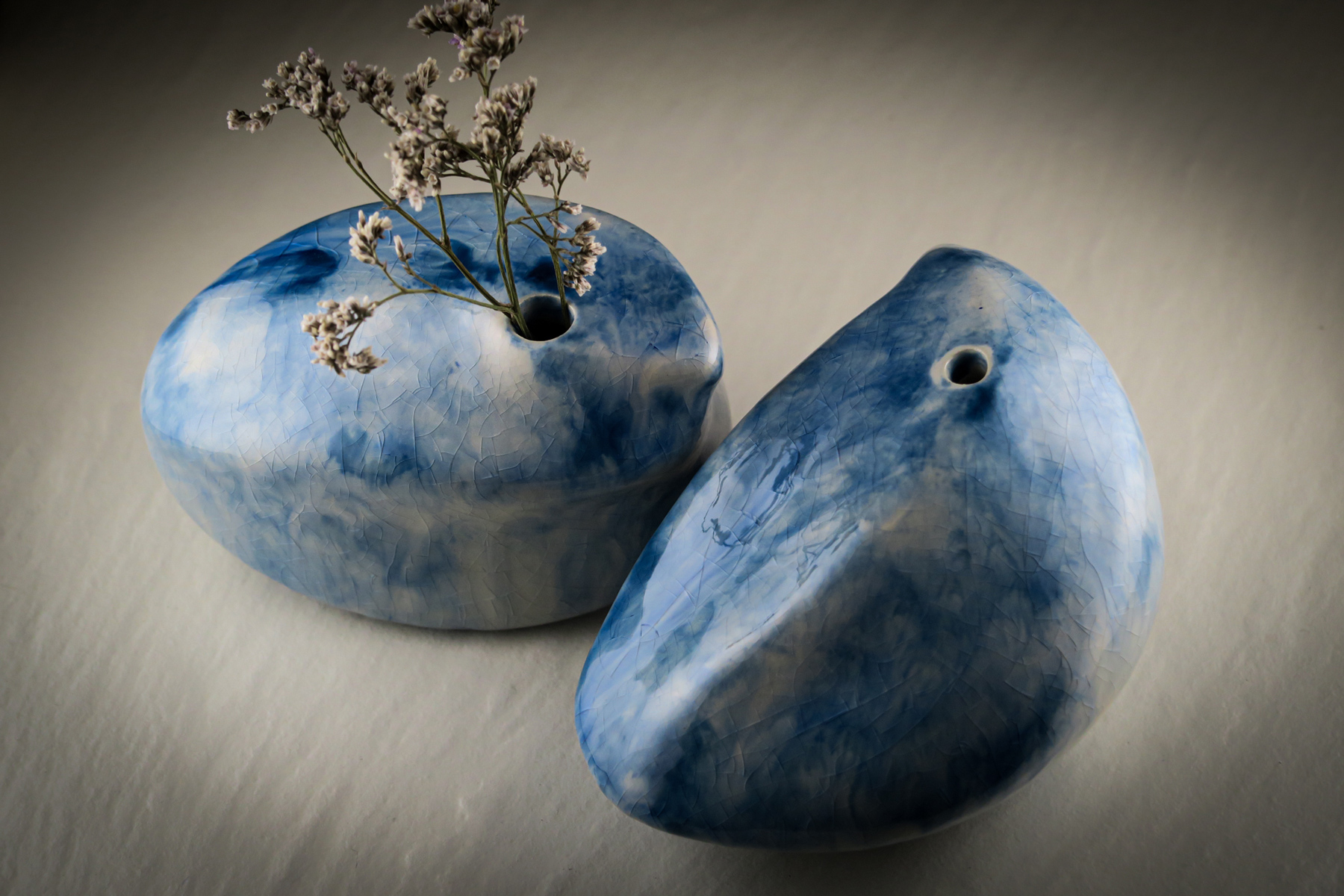 Soliflores-galets-faïence-émail-bleu-nuancé-camaïeu-de-bleus_pièces-uniques-Terres-Filantes-Céramique